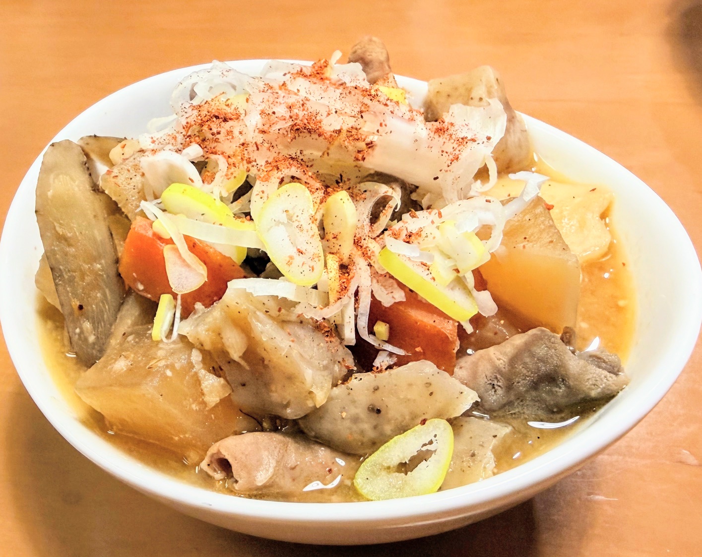 根菜たっぷりモツ煮込み